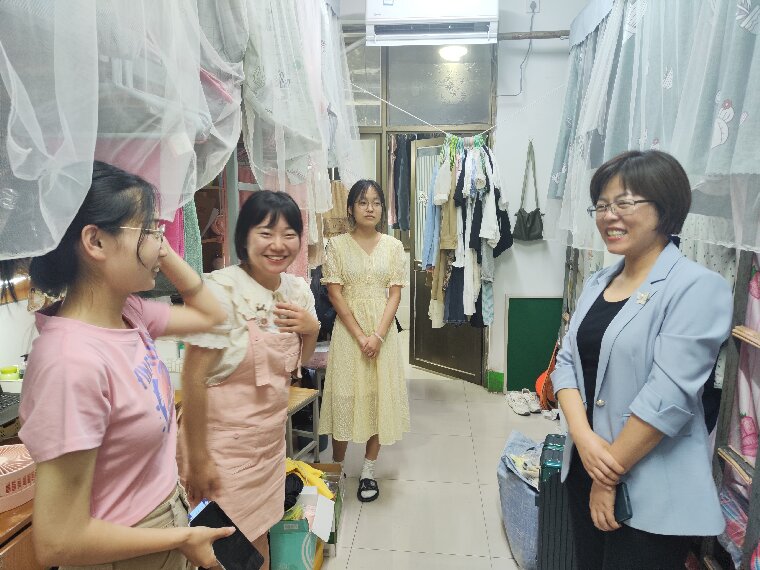 mk官网深入毕业生宿舍慰问走访1（彩虹）0.jpg